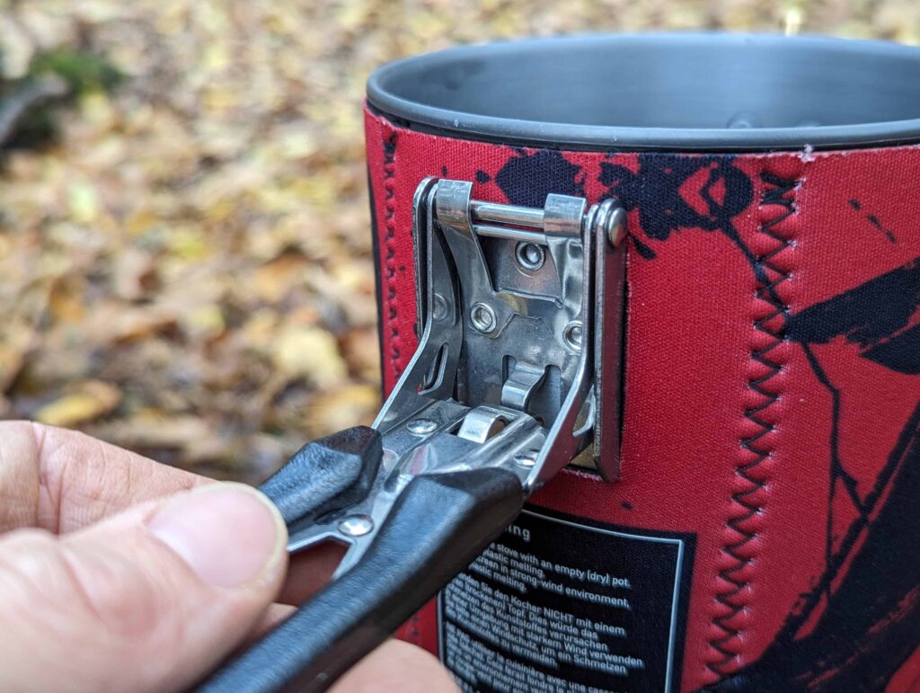 Locking pot handle