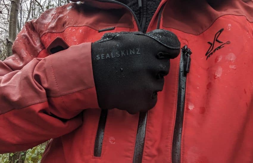 Sealskinz Harling Waterproof All-Weather Gloves pulling zipper
